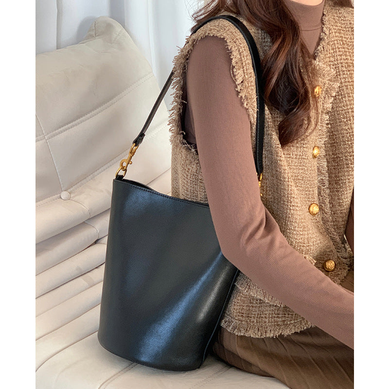 Niche high-end light luxury bucket bag women's genuine leather bag new simple small crossbody bag commuter shoulder bag